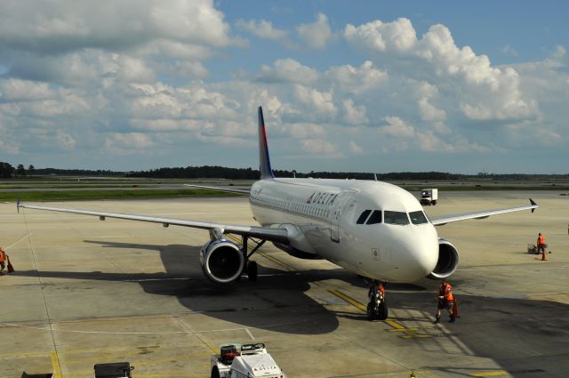 Airbus A320 (N350NA) - Orlando Delta Airbus A320-212 N350NA arriving at Orlando International airport