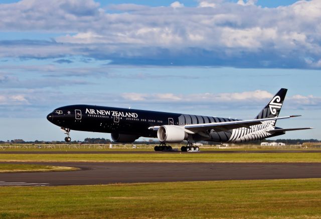 Boeing 777-200 (ZK-OKQ)