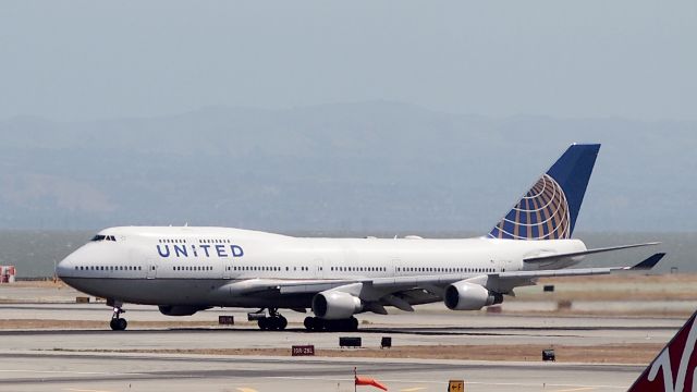 Boeing 747-400 (N128UA)