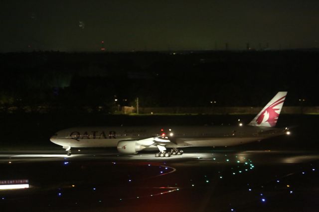 BOEING 777-300 (A7-BAQ)