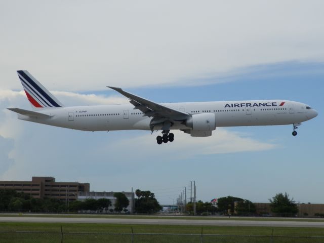 BOEING 777-300ER (F-GZNP)