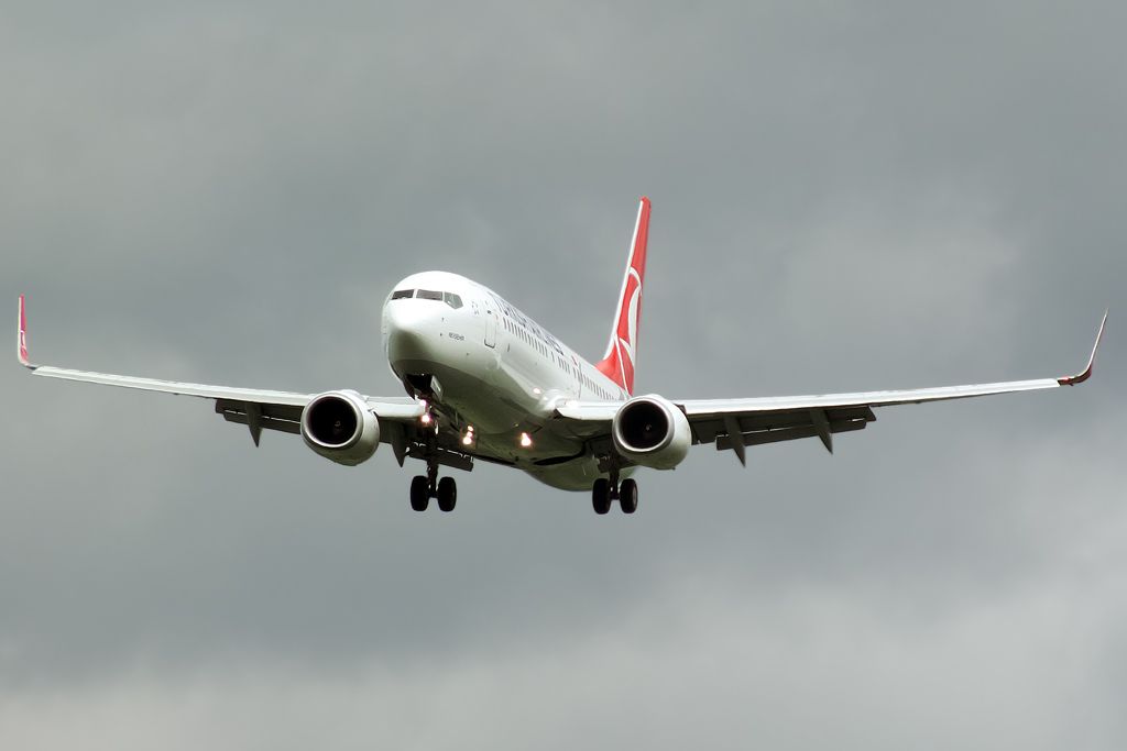 Boeing 737-800 (TC-JGD) - Turkish TC-JGD Nevşehir arriving at LHBP before storm begins.