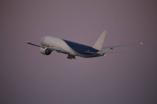 BOEING 777-200LR (N702GT)