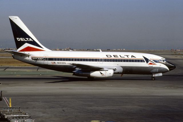 Boeing 737-200 (N313DL) - October 1991 at SFO