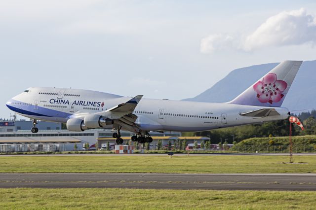 Boeing 747-400 (B-18207)