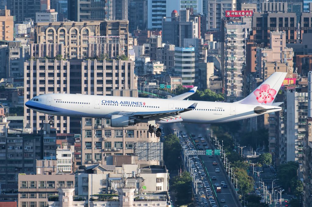 Airbus A330-300 (B-18353)