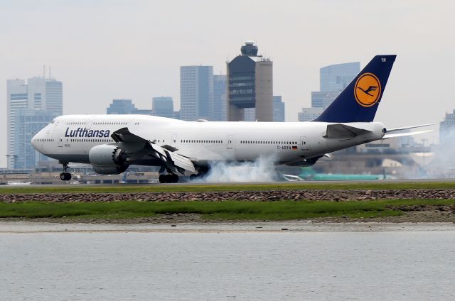 BOEING 747-8 (D-ABYN) - 'LH 8 Kilo Victor' from Frankfurt touching down on 22L