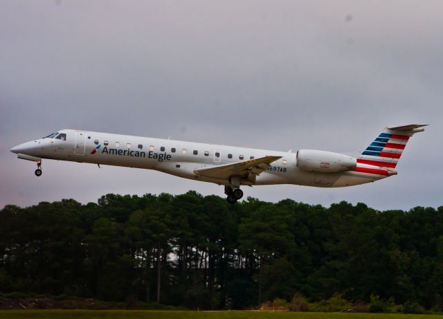 Embraer ERJ-145 (N697AB)