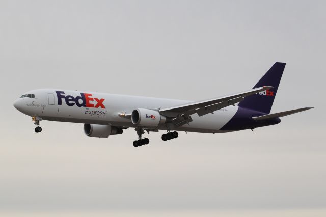 BOEING 767-300 (N170FE)