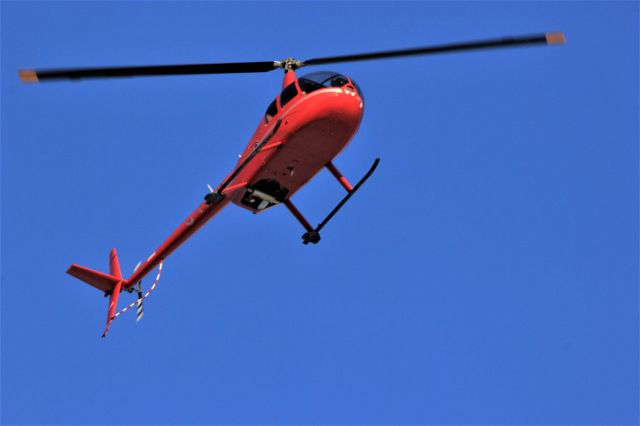 Robinson R-44 (C-FRSV) - C-FRSV Robinson R-44 Royal Leasing Ltee survolant le fleuve St-Laurent à Lavaltrie QC. le 24-02-2022 à 16:27