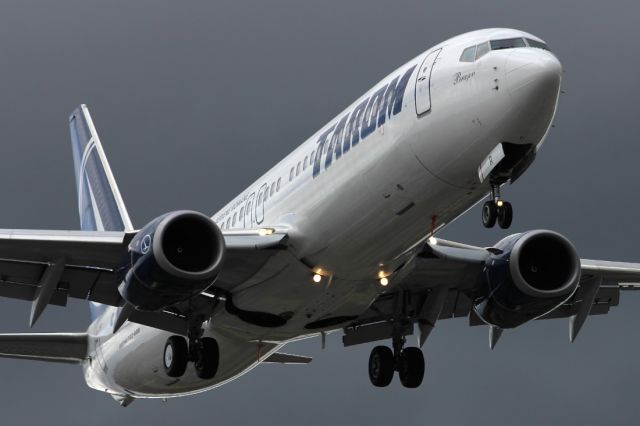 Boeing 737-700 — - On approach to LHR.