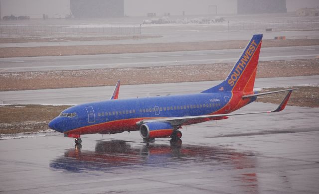 Boeing 737-700 (N550WN) - Waiting for a gate to open.