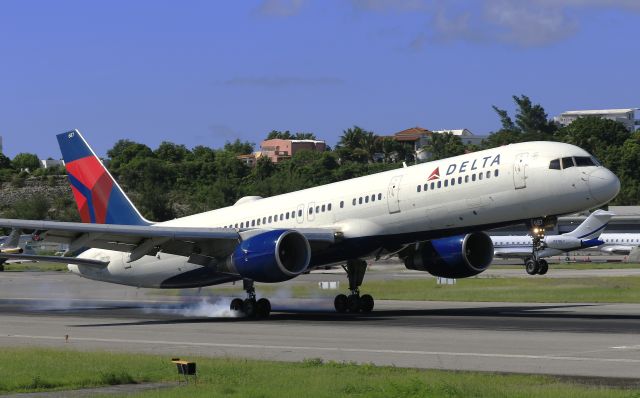 Boeing 757-200 (N687DL)