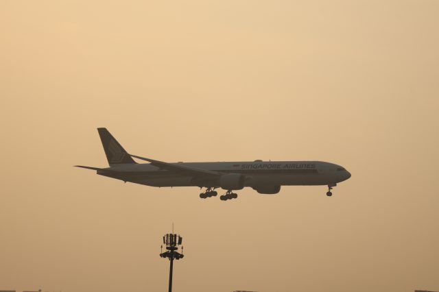 BOEING 777-300 (9V-SLW)