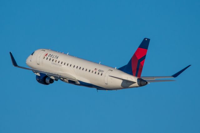 EMBRAER 175 (long wing) (N261SY)