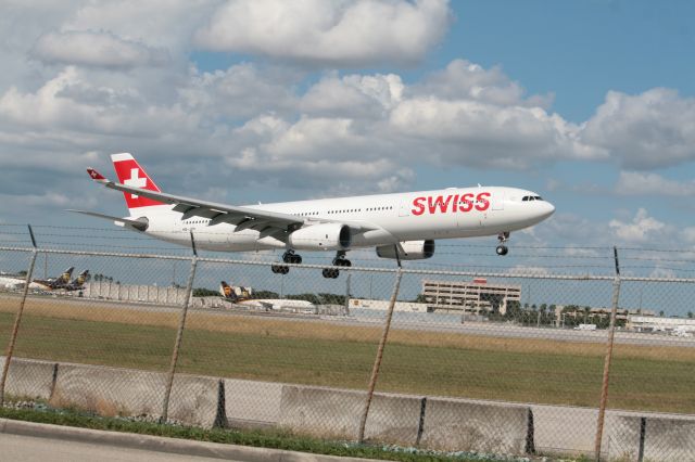 Airbus A330-300 (HB-JHN)