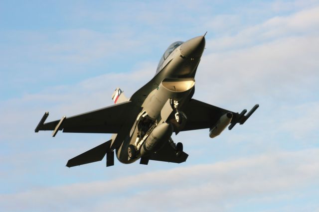 — — - Landing F-16s at Austen Straubel Field Green Bay