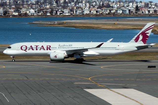 Airbus A350-900 (A7-ALJ) - Qatari 743 taxiing in on Bravo