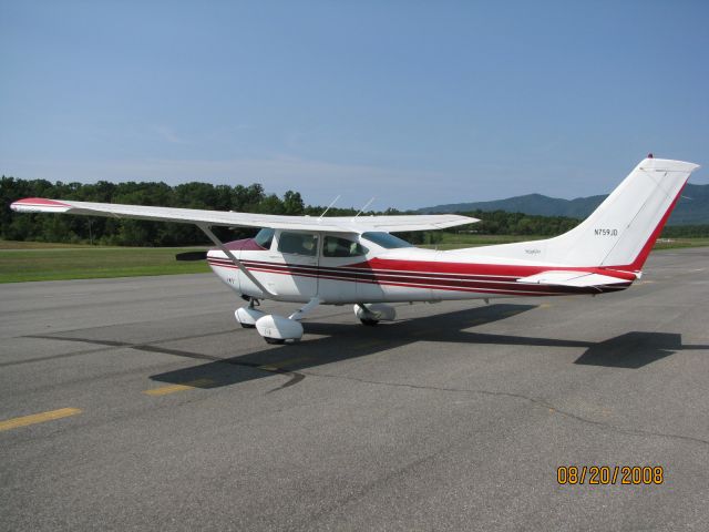 Cessna Skylane (N759JD) - On the ramp at FRR