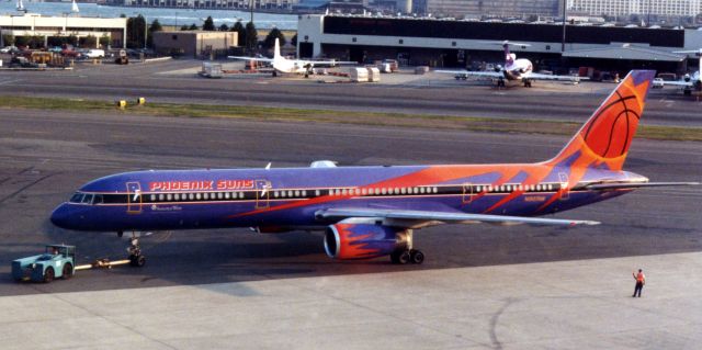 Boeing 757-200 (N907AW)