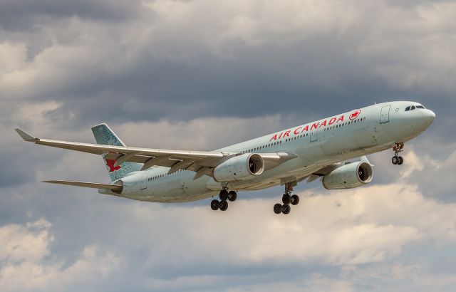 Airbus A330-300 (C-GFAH)