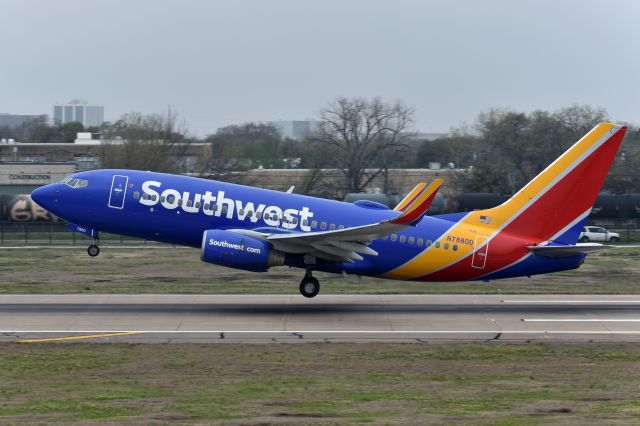 Boeing 737-700 (N7880D)