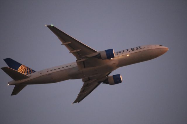 Boeing 777-200 —