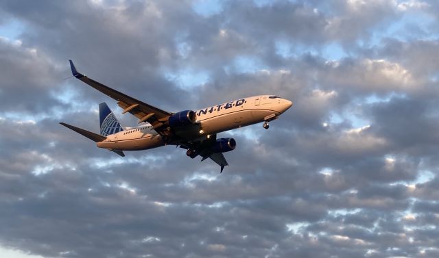 Boeing 737-800 (N76508) - River Visual RY19