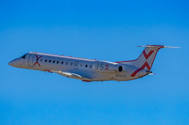 Embraer ERJ-135 (N256JX) - A JSX ERJ135 taking off from PHX on 2/12/23 during the Super Bowl rush. Taken with a Canon R7 and Canon EF 100-400 II L lens.