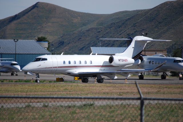 Bombardier Challenger 300 (N726QS)