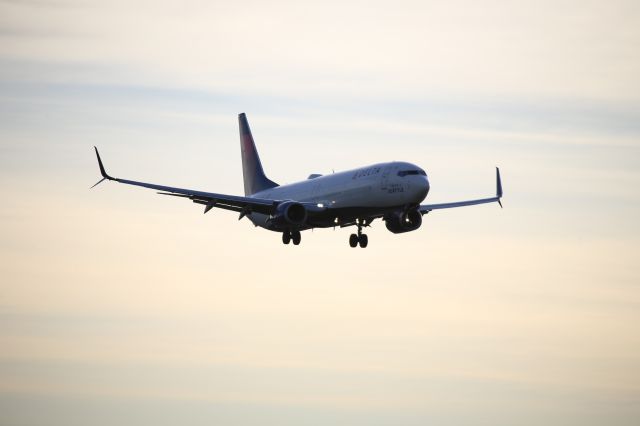 Boeing 737-900 (N809DN)