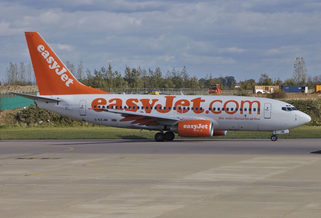 Boeing 737-700 (G-EZJW) - EasyJet - Boeing 737-73V C/N 32418/1300 - G-EZJW - at Luton 2004-10-06.