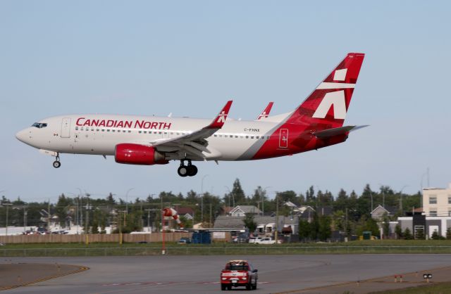 Boeing 737-700 (C-FHNX)