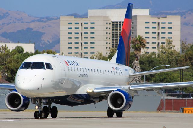 Embraer 170/175 (N636CZ)