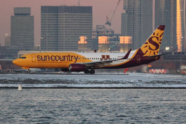 Boeing 737-800 (N809SY)