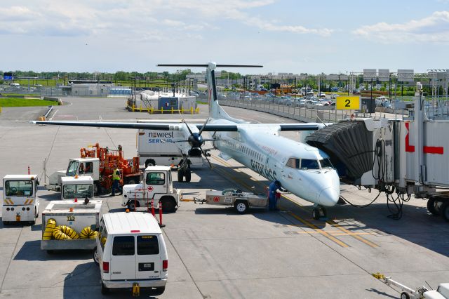 de Havilland Dash 8-400 (C-FSRY) - Air Canada Express De Havilland Canada DHC-8-402Q Dash 8 C-FSRY in Montréal 