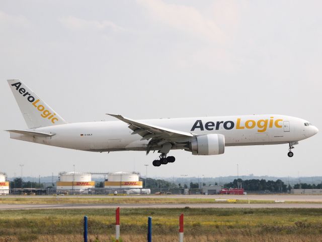 Boeing 777 (D-AALH) - AeroLogic D-AALH arriving at LEJ from Singapur via Bangalore