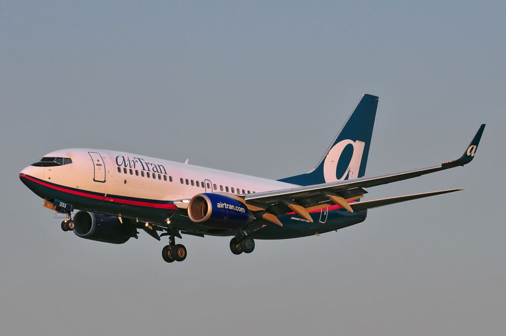 Boeing 737-700 (N299AT) - Seen at KBWI on 8/7/2010.      http://discussions.flightaware.com/profile.php?mode=viewprofile&u=269247