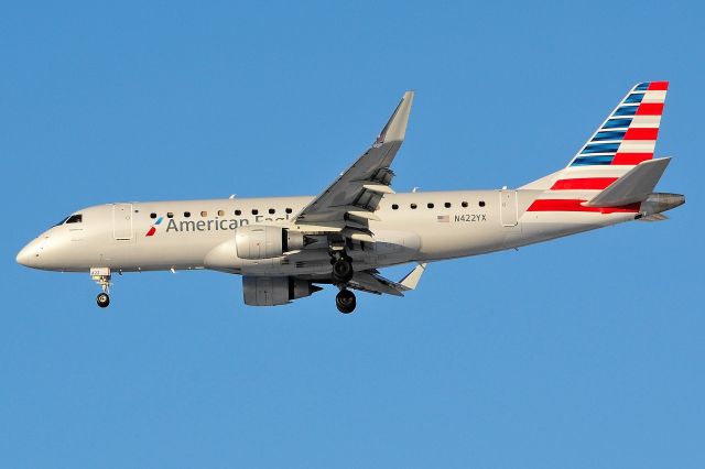 Embraer 175 (N422YX)