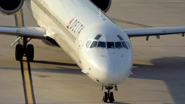 McDonnell Douglas MD-90 (N945DN) - 12/29/2014. Turning onto the gate after arriving from KATL