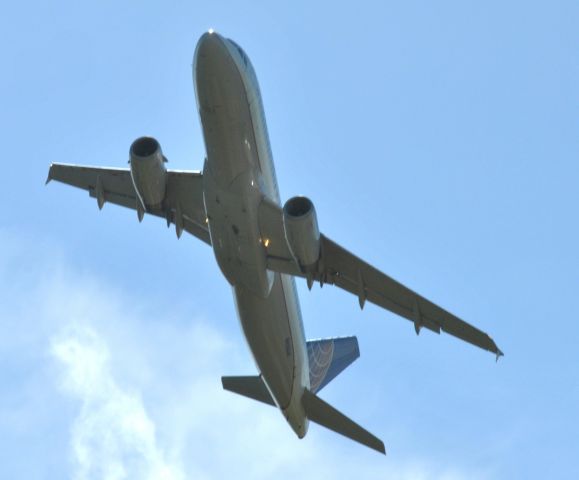 Airbus A320 (N456UA)