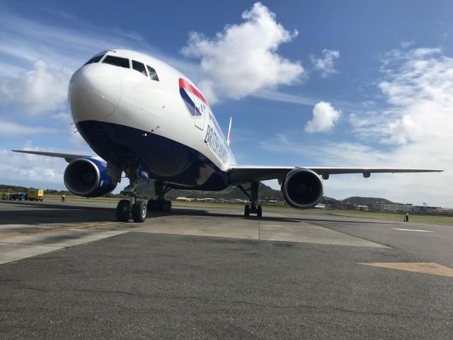Boeing 777-200 (G-YMMB)