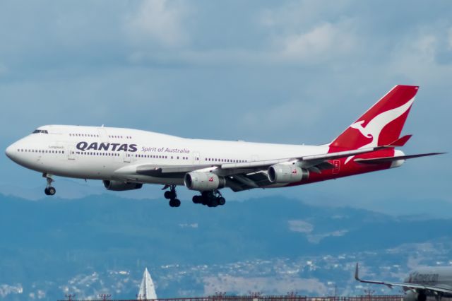 Boeing 747-400 (VH-OJU) - A rather nice change of scenery for this day. Arrival from Sydney 