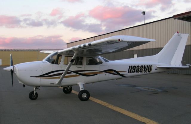 Cessna Skyhawk (N988WU) - Cessna 172R manufactured in 1998; N988WU is best described as a cream puff (at least in the opinion of the A&P who performed the 2008 annual inspection. This bird flies and runs great!