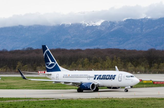 Boeing 737-800 (YR-BGH)