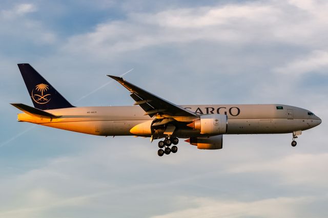 BOEING 777-200LR (HZ-AK71)