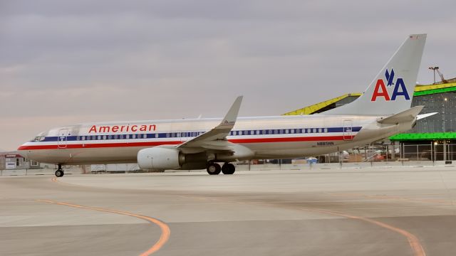 Boeing 737-800 (N885NN)