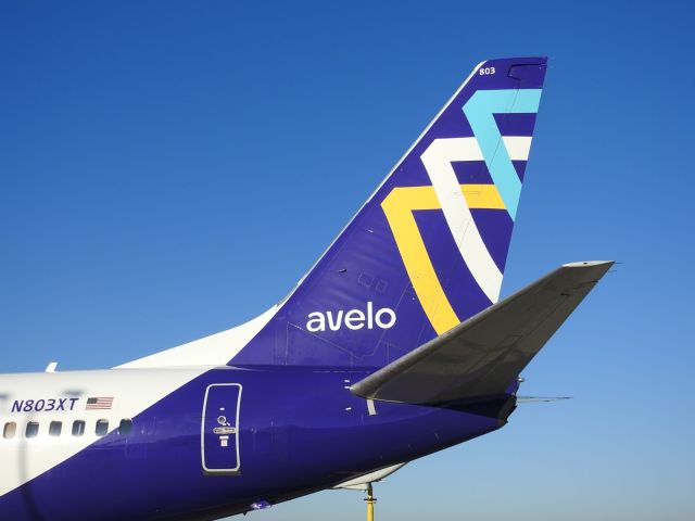 Boeing 737-800 (N803XT)