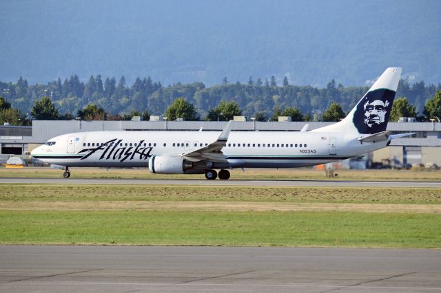 Boeing 737-900 (N323AS)