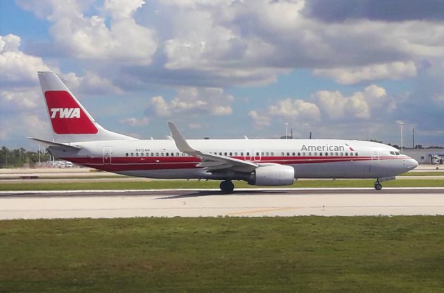 Boeing 737-800 (N915NN) - Departing to Reagan National